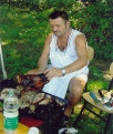 G. Breznik pripravlja pe�eno svinjsko glavo za licitacijo